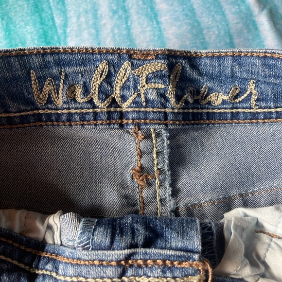 Wallflower womens jean shorts size 3 - Picture 3 of 4